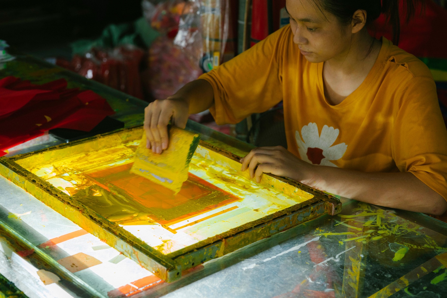 ภาพประกอบขั้นตอนปาดสีผ่านบล็อกสกรีน